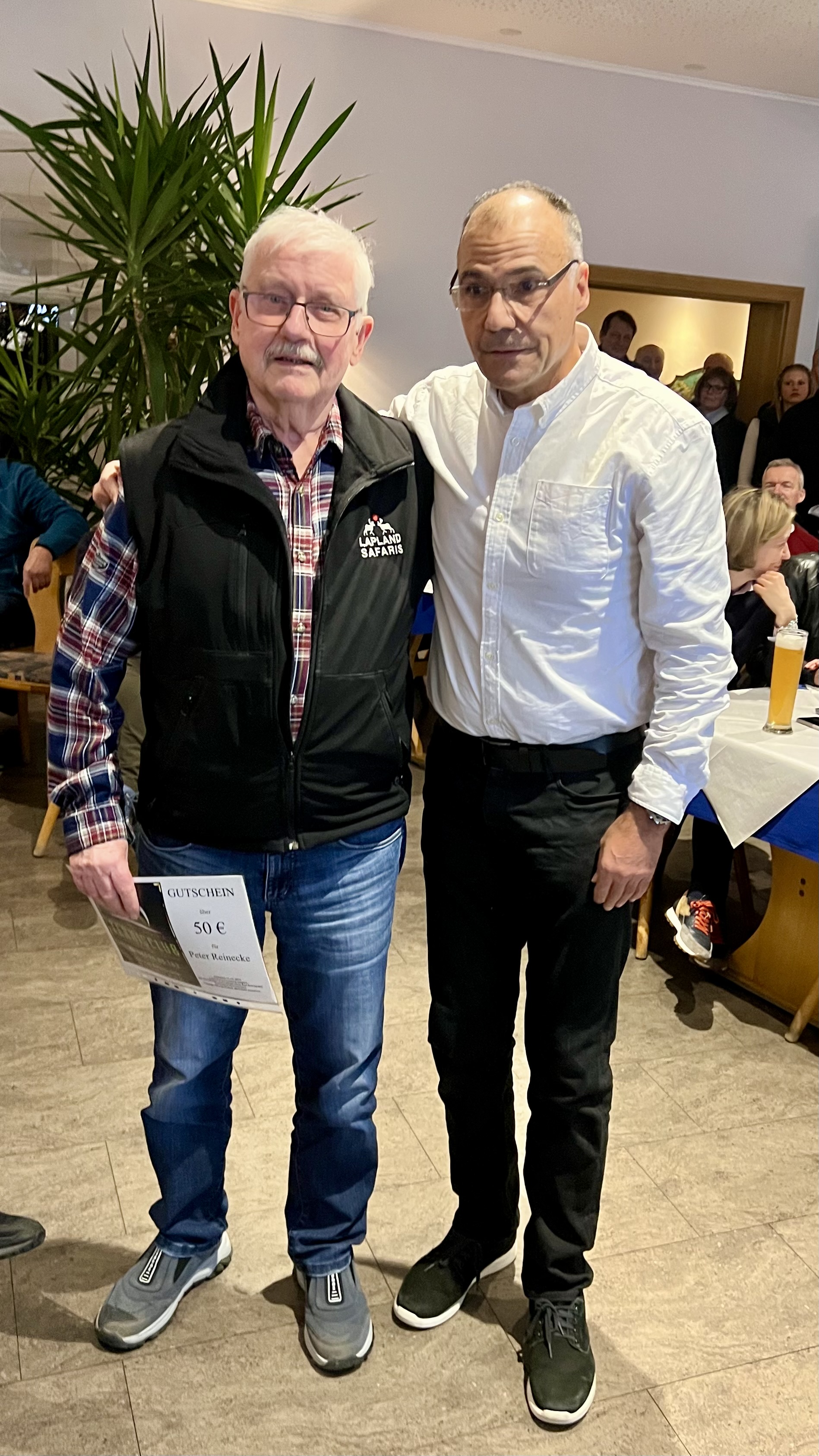 Der erste Vorsitzende Carlos Cuadrado Vicente gratuliert Peter Reinicke für beeindruckende 50 Jahre Vereinsmitgliedschaft 